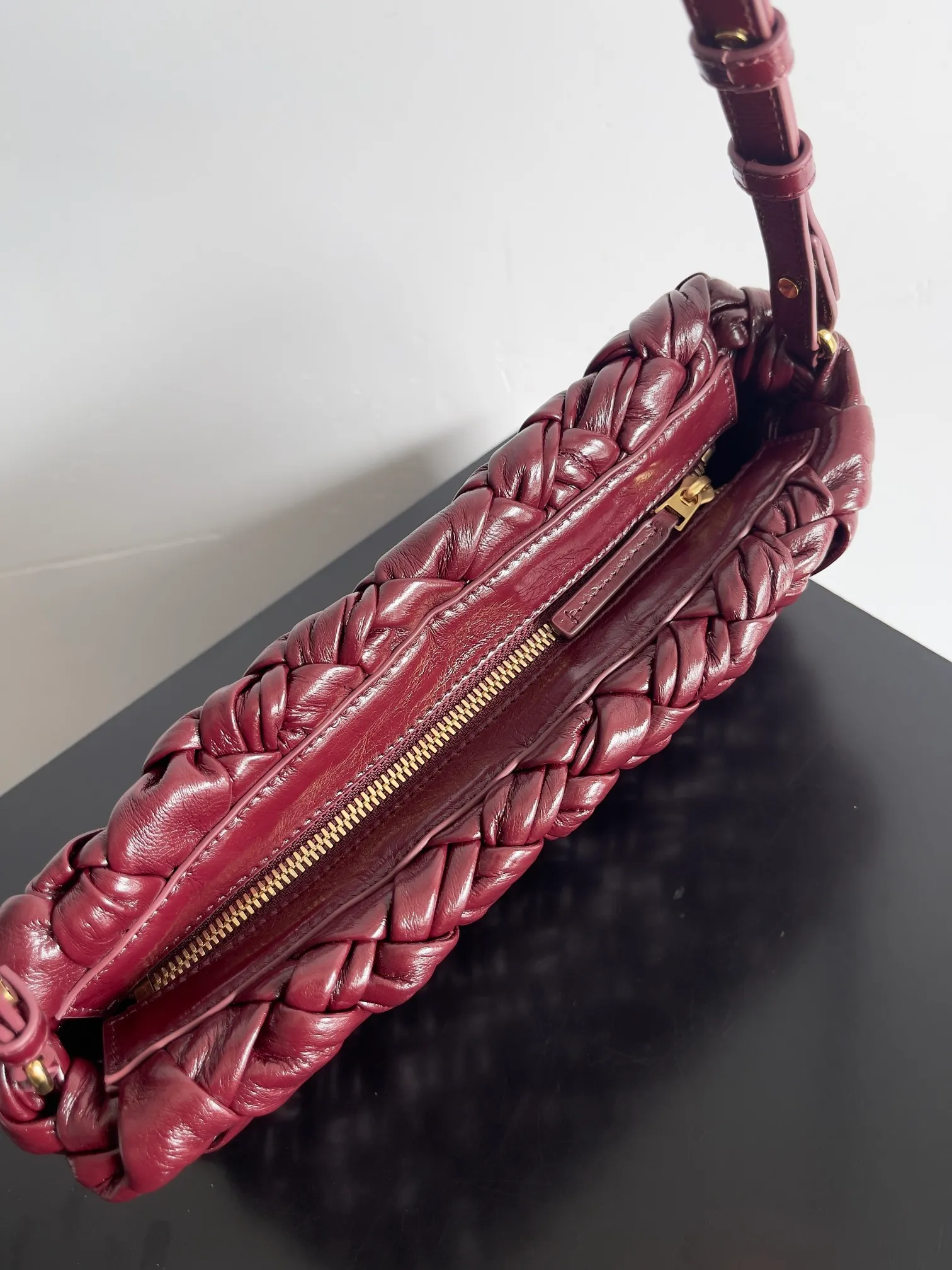 Batch 2560 BottegaVeneta's latest Kalimero cha cha fashionable chacha woven handbag, a solid product! This is really not easy to make. The oil-waxed cowhide used requires craftsmen with more than 10 years of experience to produce the effect. The hand-knitting process is very difficult and time-consuming. It is a very heavy-duty product. It has a unique texture and is worth buying. The length of the shoulder straps is also perfectly adjustable. Style number: 785780 Size: 28.5*15*6cm